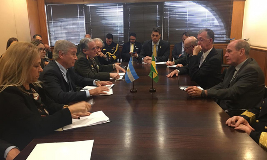 Los ministros de Defensa de Brasil y Argentina se reúnen en Buenos Aires