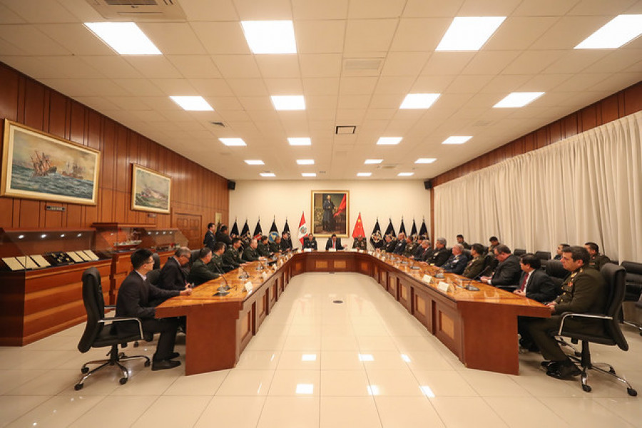 Delegaciones de China y Perú, reunidas en la ciudad de Lima para la firma del convenio de donación. Foto: Ministerio de Defensa del Perú
