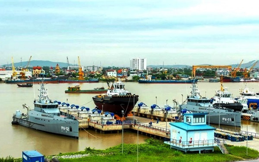 Vista del astillero de Sông C&#7845;m donde se aprecian los patrulleros PV-12 y PV-11. Foto: Damen.