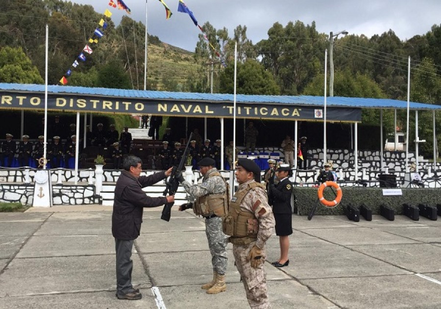 Acto de entrega de los fusiles de precisión Steyr en el IV Distrito Naval. Foto: Agencia Boliviana de Información.