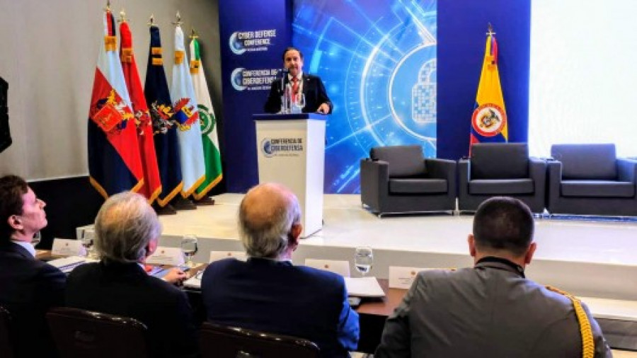 El subsecretario de Defensa de Chile expone en la conferencia de ciberdefensa. Foto: Subsecretaría de Defensa