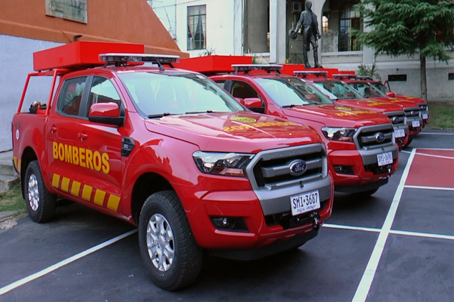Camionetas Ford Ranger de reciente adquisición. Foto: Dirección Nacional de Bomberos de Uruguay.