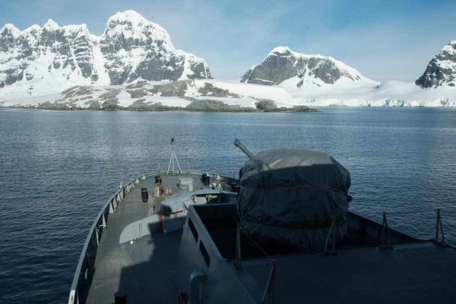 El OPV-83 Marinero Fuentealba en aguas antárticas. Foto: Armada de Chile