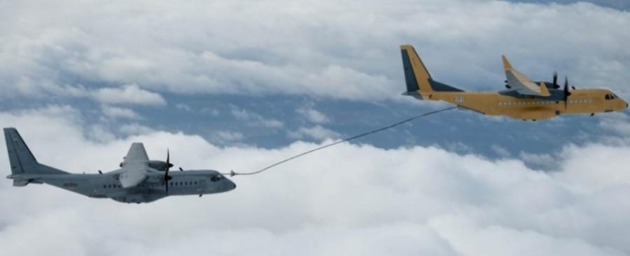 Reabastecimiento entre un C295W y un C295. Foto: Ejército del Aire