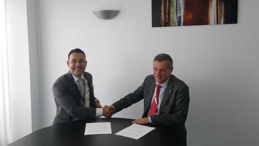 Firma del acuerdo entre Mades y Europavia. Foto: B. CarrascoInfodefensa.com