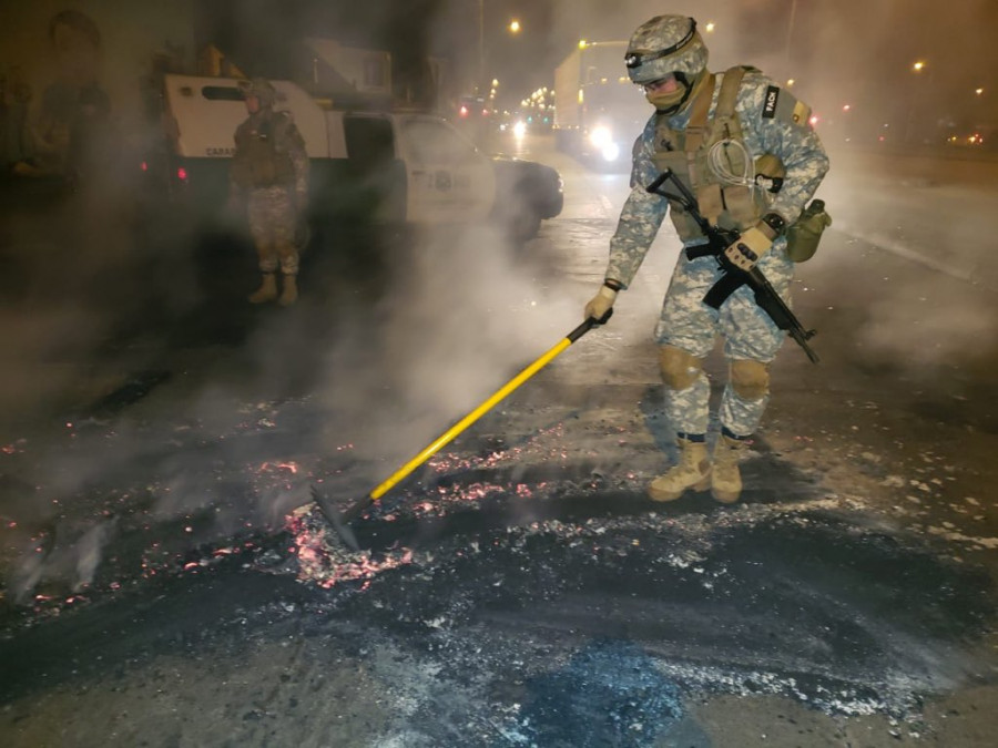 Las Fuerzas Armadas, junto al resguardo del orden público, también realizan tareas de limpieza. Foto: FACh