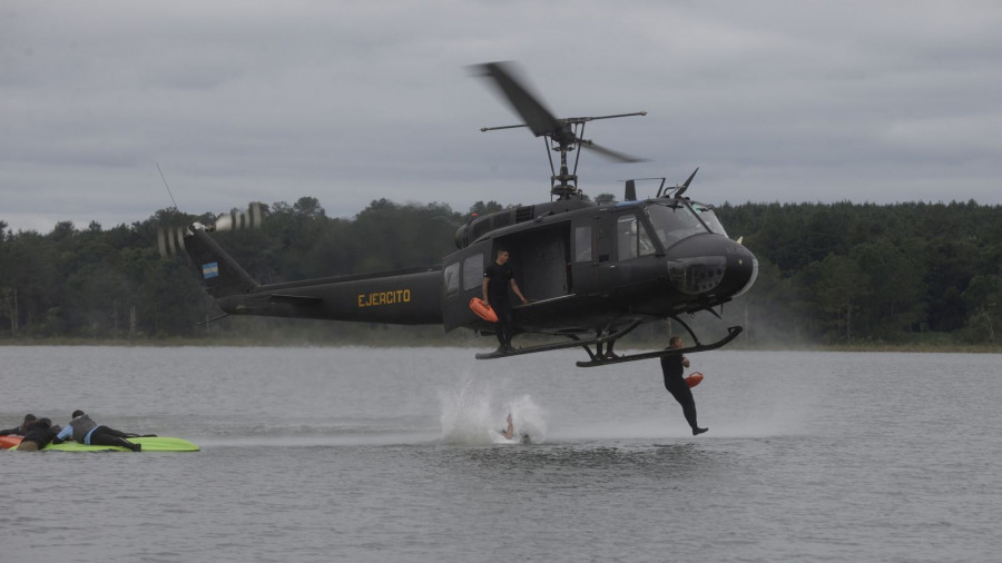 Nadadores de rescate saltando desde helicóptero Bell UH-1H Fuente: Ministerio de Defensa