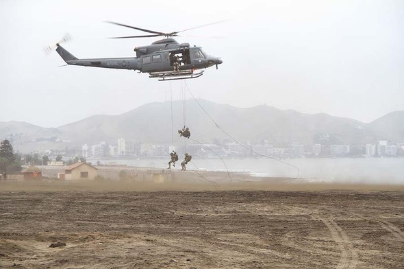 Infantes de marina descendiendo de un helicóptero AB-412SP. Foto: Marina de Guerra del Perú.