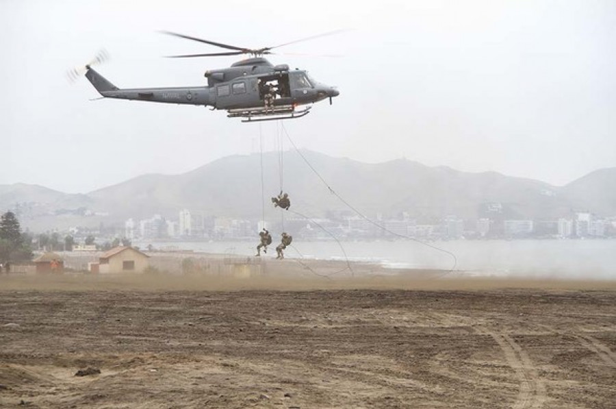 Infantes de marina descendiendo de un helicóptero AB-412SP. Foto: Marina de Guerra del Perú.