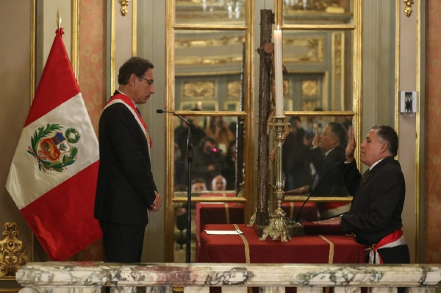 El presidente Martín Vizcarra toma el juramento al vicealmirante Retirado Jorge Moscoso. Foto: Ministerio de Defensa.