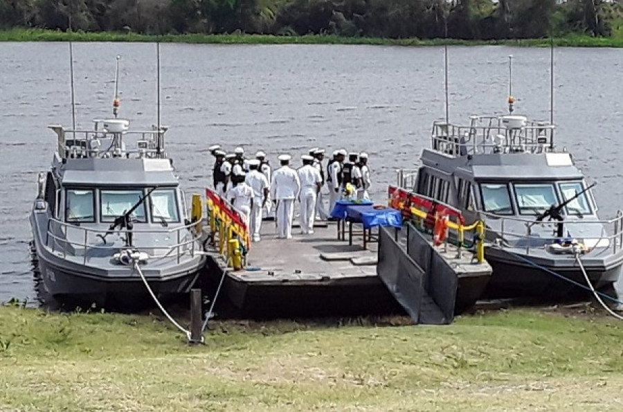 Ceremonia de afirmación de pabellón de dos patrulleras Type 928 YC en la base naval de Puerto Quijarro. Foto: Armada Boliviana.