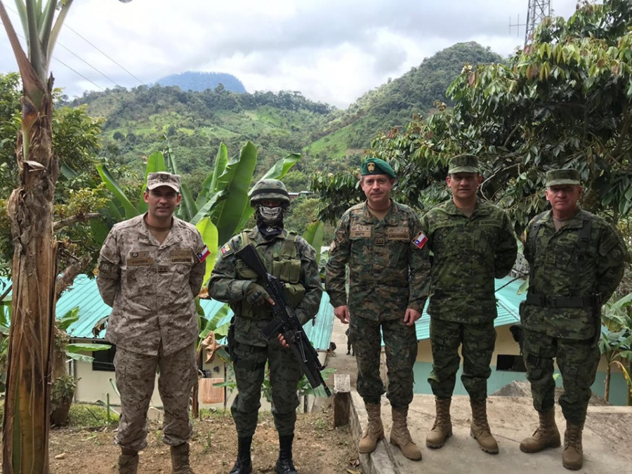 Los oficiales recabaron experiencias de la labor de resguardo que cumple el Ejército de Ecuador en la frontera. Foto: Ejército de Chile
