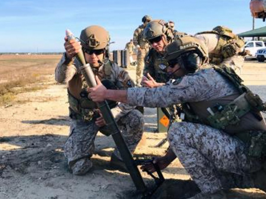 Los efectivos de la Agrupación de Fuerzas Especiales de la BOE Lautaro operan un mortero estadounidense de 60 mm. Foto: Ejército de Chile