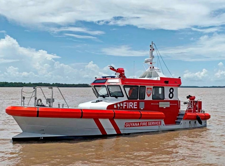 La lancha Protector´ en el río Demerara durante las pruebas previas a su incorporación. Foto: Angloco Limited.