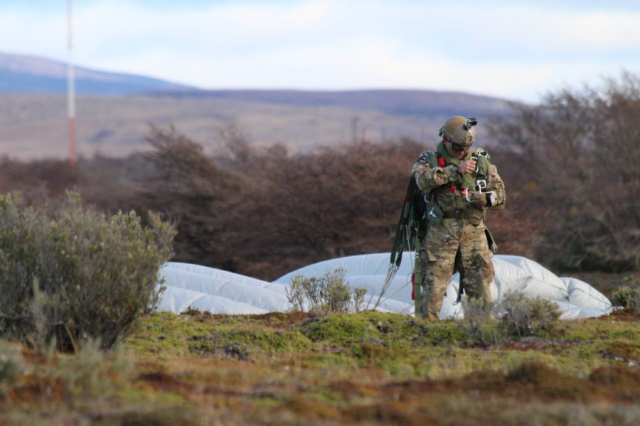 La nanofibra permite crear telas con nuevas características aplicadas a los uniformes militares. Foto: FACh