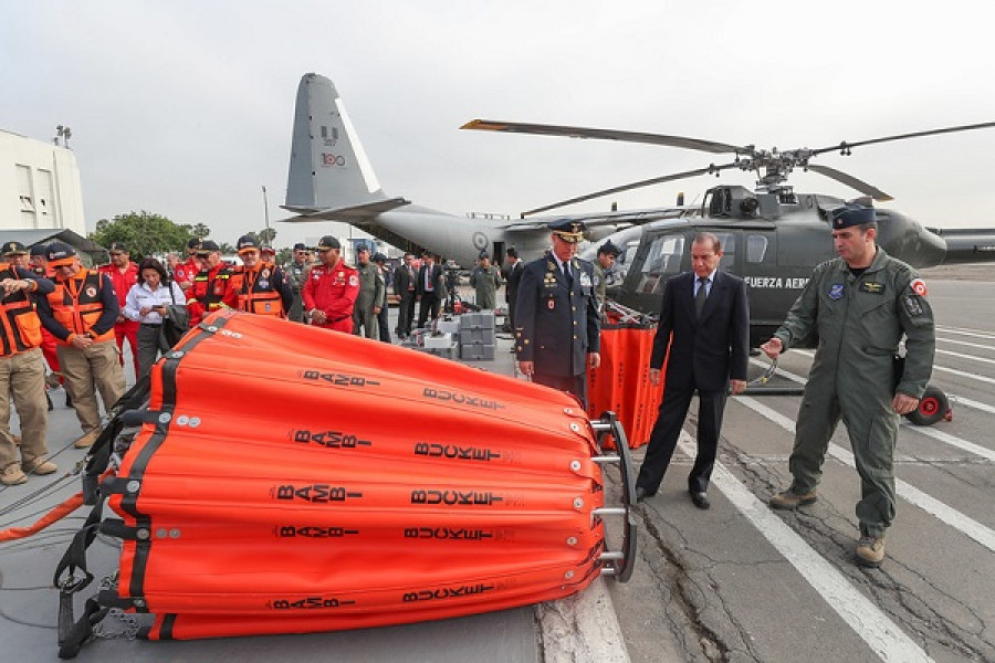 Uno de cuatro Bambi Bucket adquiridos por la FAP en mayo, junto a un helicóptero Bo-105. Foto: SEI Industries.
