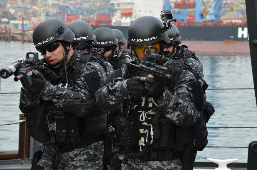 Equipo del GRI realizando operación de abordaje e inspección. Foto: Armada de Chile
