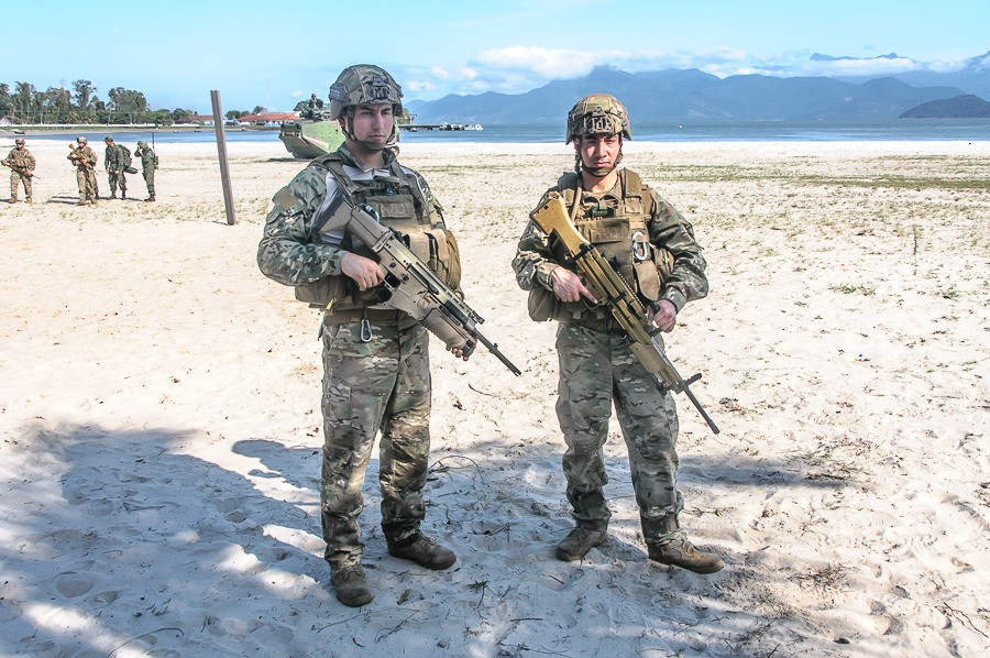 Efectivos de la BAE armados con fusil FN SCAR L y ametralladora HK MG-4 en Unitas LX. Foto: Roberto CaiafaInfodefensa.com