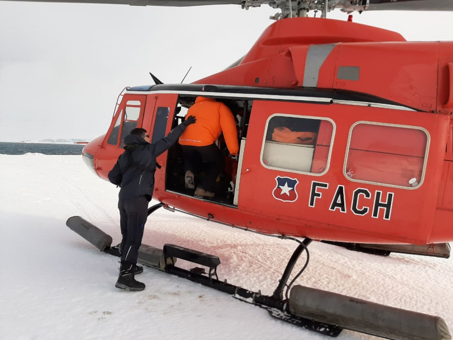 Embarque del científico lesionado en el Bell 412SP de la FACh. Foto: FACh