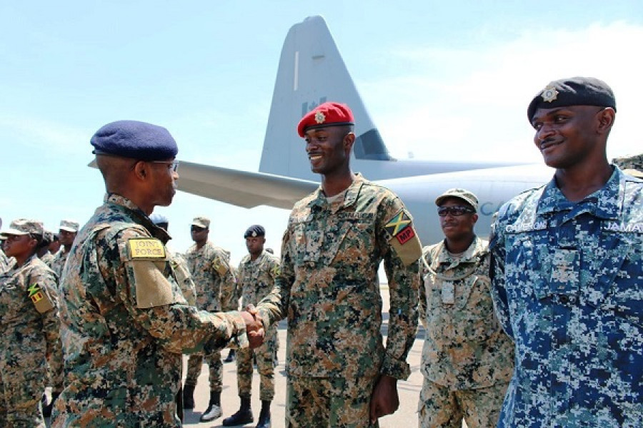 El jefe de Estado Mayor, teniente general Rocky Meade saluda a un policía militar que parte a Las Bahamas. Foto: Jamaica Defence Force.