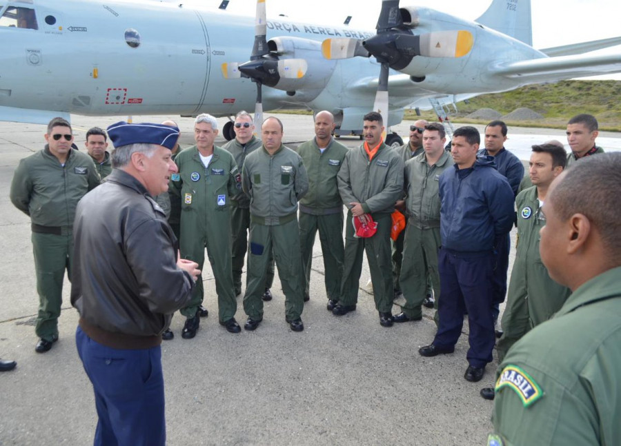 El general Mosqueira agradece a la tripulación del P-3AM de Brasil que ayer finalizó su ayuda en la búsqueda. Foto: FACh