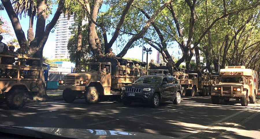 Columna de vehículos ligeros 4x4 y camiones 6x6 Kia de la BAE avanza por la avenida Libertad de Viña del Mar. Foto: Armada de Chile