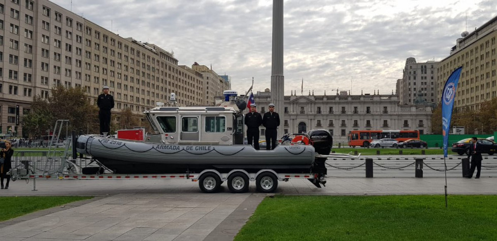 Lancha de polícia marítima PM-2518 en ceremonia de Izamiento de la Gran Bandera en Santiago. Foto: Armada de Chile
