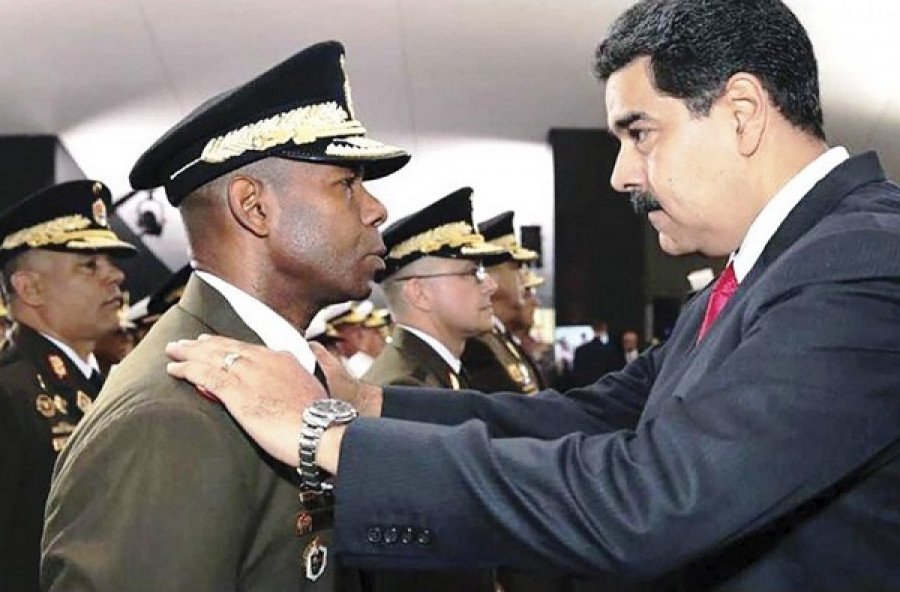 Maduro imponiendo las presillas de general de división del Ejército a Manuel Cristopher, en julio de 2017. Foto: Prensa Presidencial.