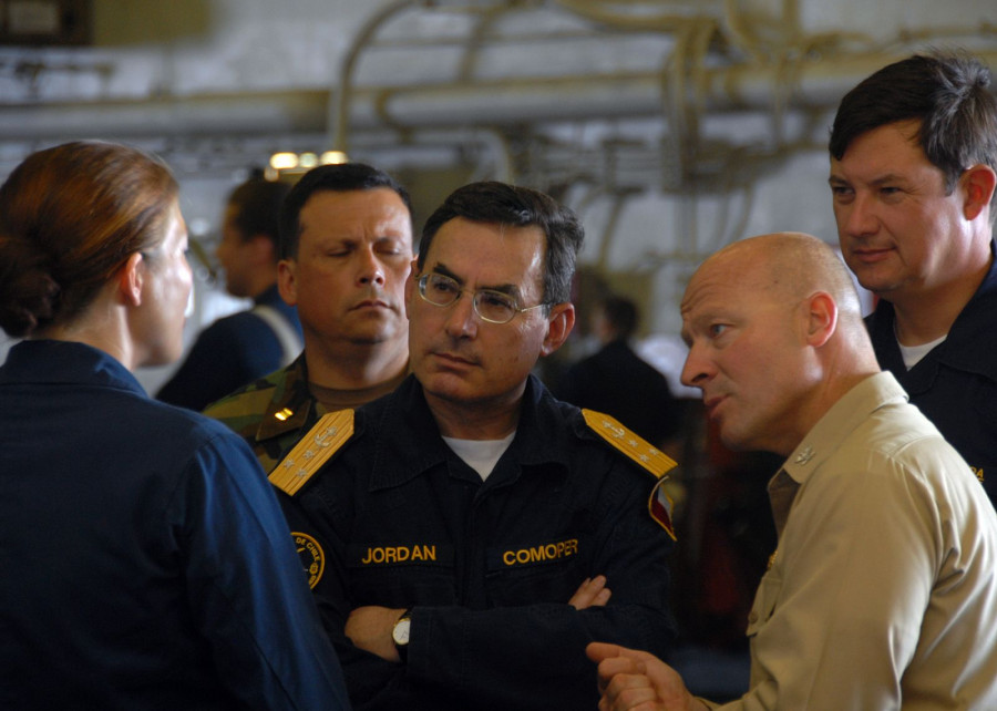 Gustavo Jordán en una visita al USS Bonhomme Richard durante el ejercicio Rimpac 2008. Foto: US Navy