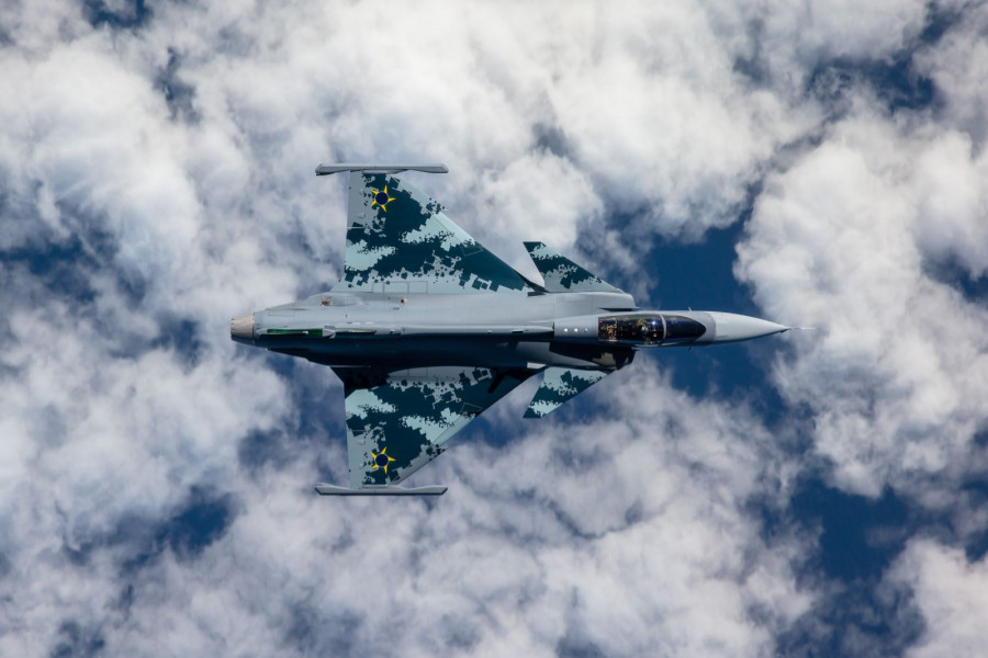 El primer F39 Gripen brasileño en vuelo antes de la ceremonia.