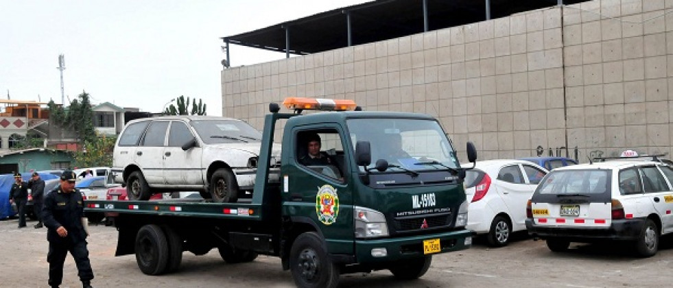 Camión grúa Mitsubishi Canter de la Policía Nacional del Perú. Foto: Andina Agencia Estatal de Noticias.