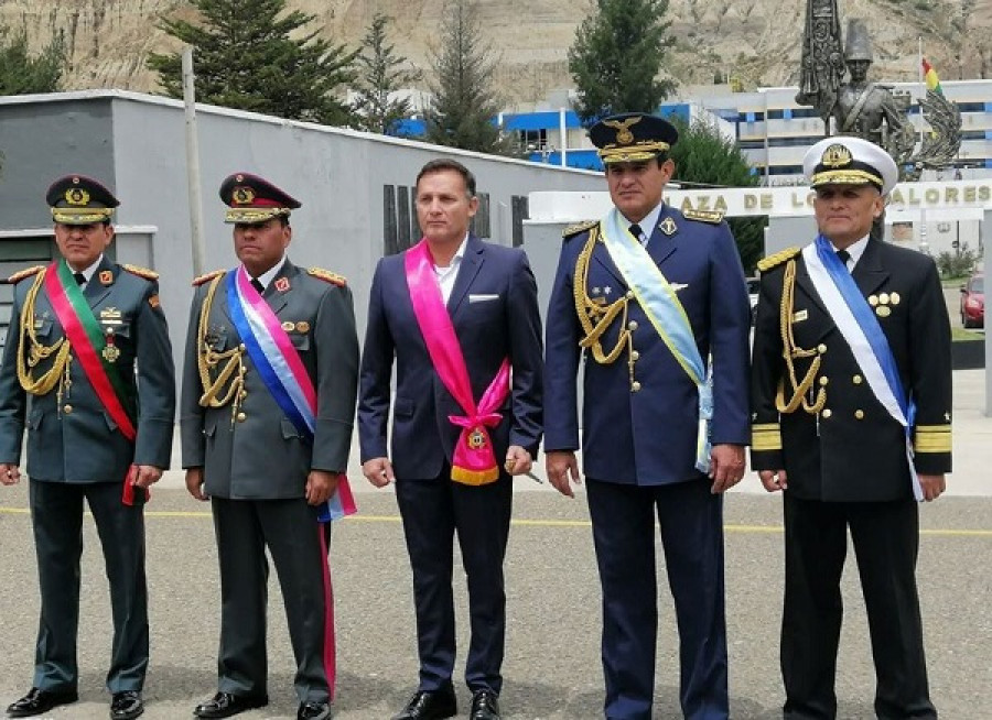 El ministro Fernando López, en compañía del Alto Mando Militar. Foto: Ministerio de Defensa.