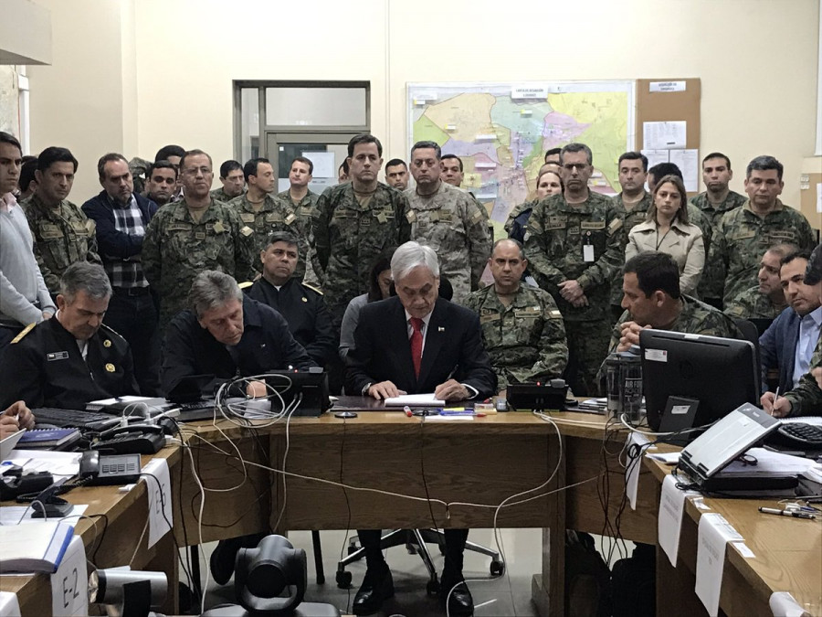 Piñera y Espina monitorean la emergencia en el Estado de Excepción Constitucional. Foto: Presidencia
