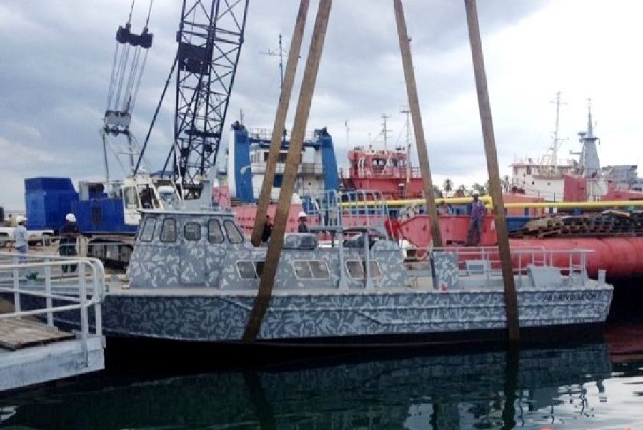 Proceso de desvarada de la lancha Revolución´ de la Armada venezolana. Foto: Ucocar.
