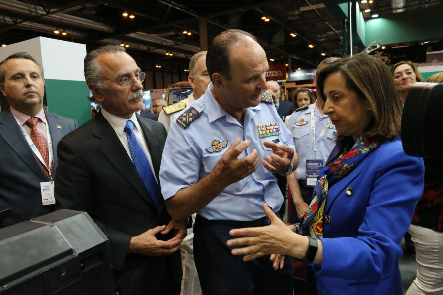 El presidente de Tecnobit junto con el JEMA y la ministra de Defensa en la feria. Foto: Infodefensa.com