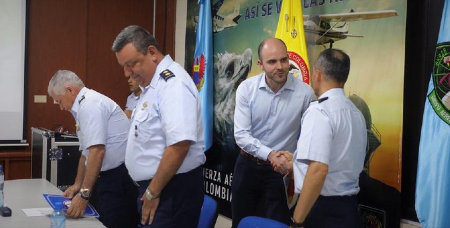 Firma de los acuerdos. Foto: Fuerza Aérea Colombiana.