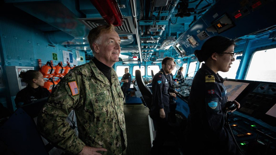 El almirante de EEUU James G. Foggo en una visita al puente de mando de la Helge Ingstad días antes del siniestro. Foto: Armada noruega