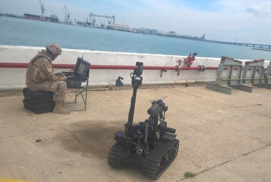 Robost desactivador de explosivos en el ejercicio. Foto: Armada