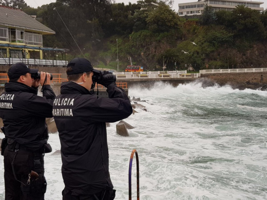 Personal del Departamento de Policía Marítima en tareas de vigilancia costera. Foto: Armada de Chile
