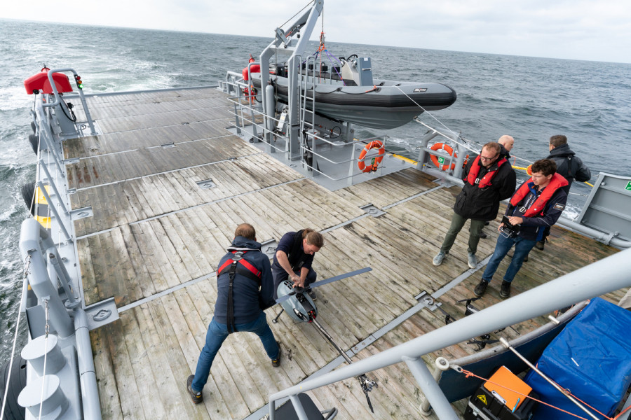 Pruebas de búsqueda y rescate con un helicóptero no tripulado en el Mar del Norte. Foto: Damen