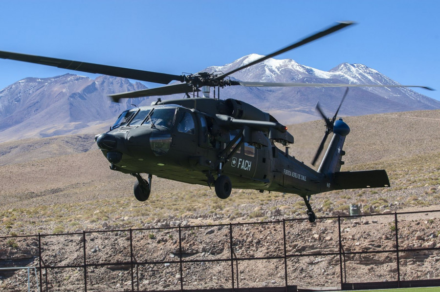 Uno de los MH-60M Black Hawk de la FACh aterriza en el altiplano. Foto: Gore Antofagasta