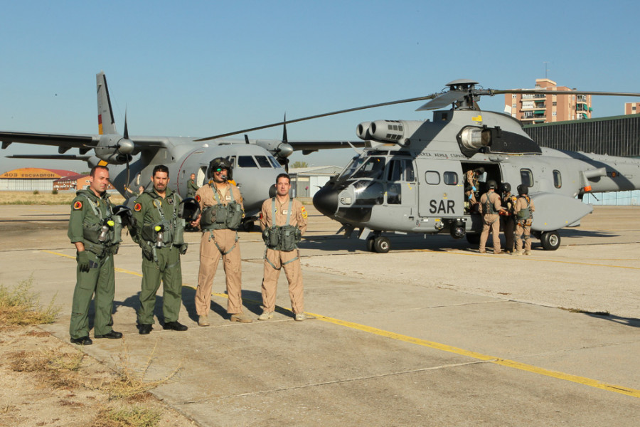 Tripulantes de Super Puma y CN-235 del Ala 48. Foto: Ejército del Aire