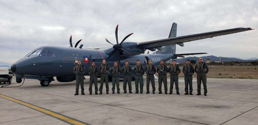 Los oficiales españoles junto a la tripulación del Persuader 502 del Escuadrón VP-1 de la Aviación Naval de Chile. Foto: Ejército del Aire