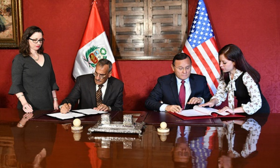 Preciso instante de la firma del tratado SAR entre Perú y Estados Unidos, en Lima, el 29 de abril de 2019. Foto: Embajada de EEUU en Perú