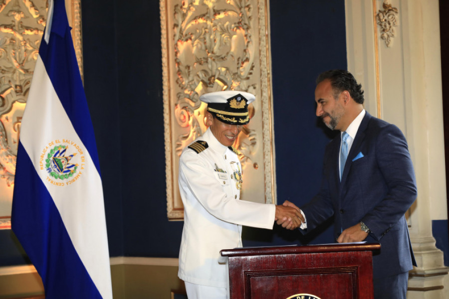 Momentos en que el capitán de navío René Merino firma su nombramiento este sábado. Foto: Presidencia de El Salvador.