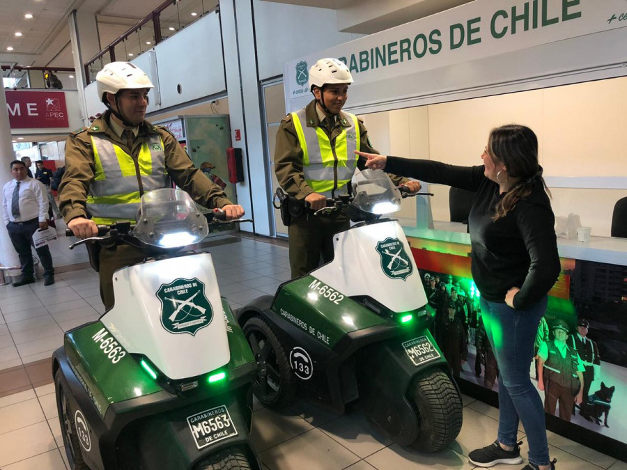 Carabineros inaugura el patrullaje con ecomotos en el aeropuerto de Santiago. Foto: Carabineros