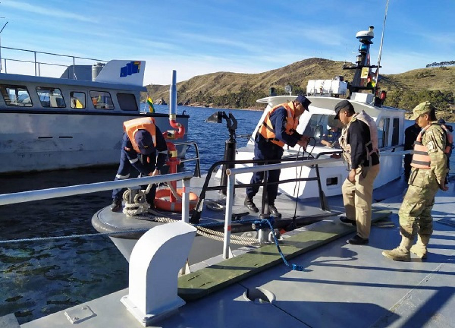 Marinos y embarcaciones de ambas armadas, durante el ejercicio naval en el lago Titicaca. Foto: Agencia Boliviana de Información.