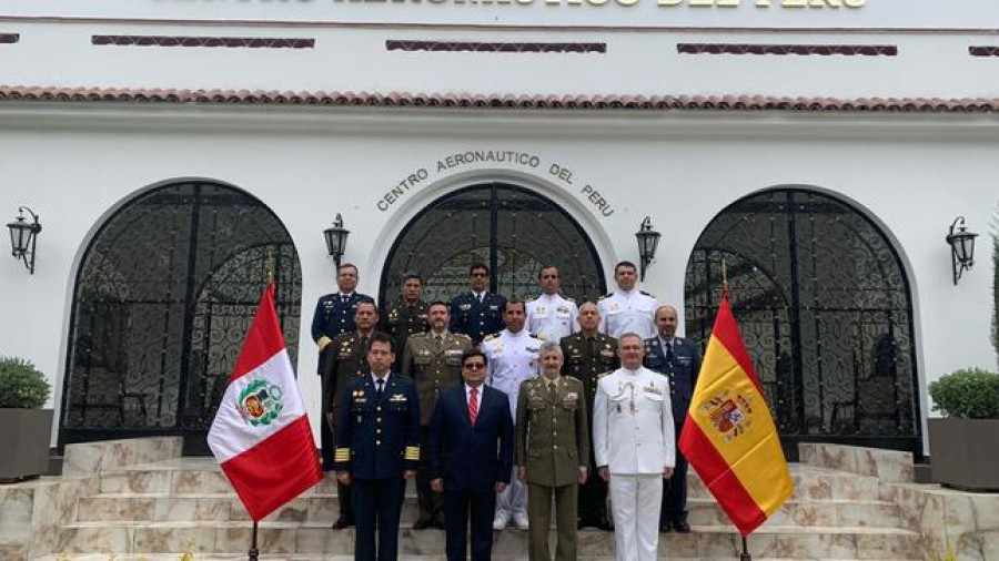 Delegaciones de Perú y España en instalaciones del Centro Aeronáutico del Perú en la ciudad de Lima. Foto: Ministerio de Defensa del Perú.