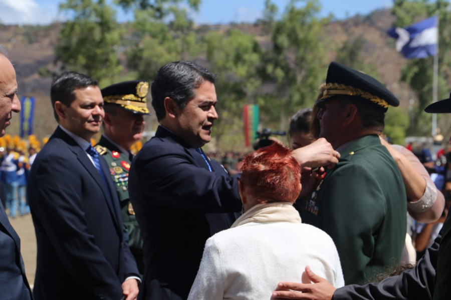 El presidente de Honduras, Juan Orlando Hernández, ha invertido en equipo militar. Foto: Secretaría de Defensa de Honduras.