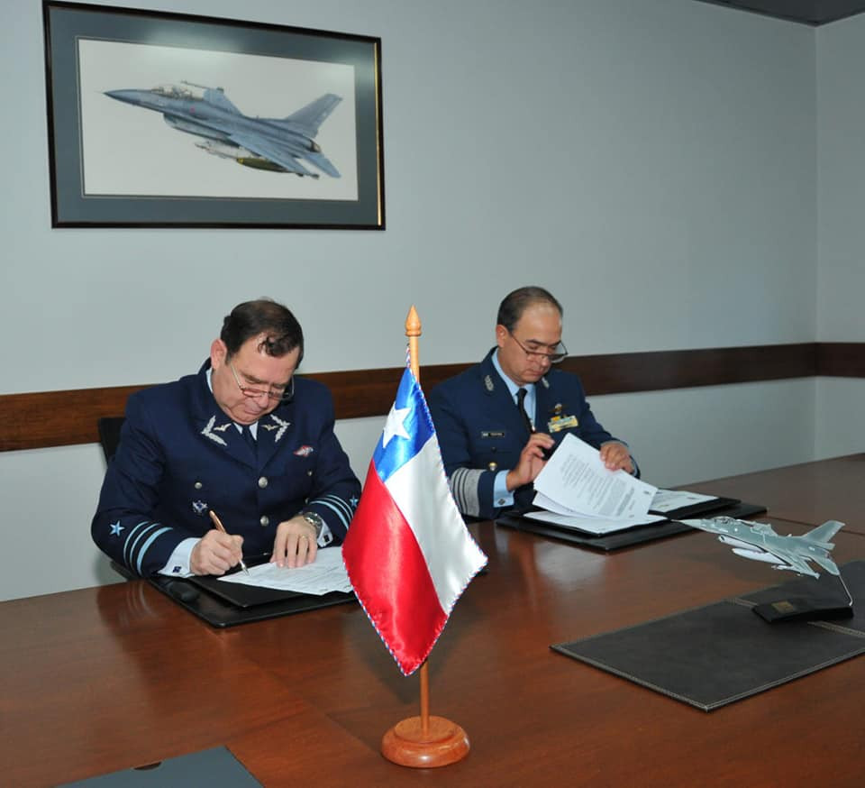 La firma de las actas de la reunión. Foto: Fuerza Aérea Argentina